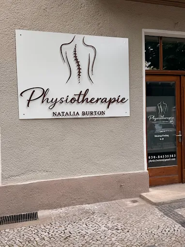 Praxis von außen mit Schild